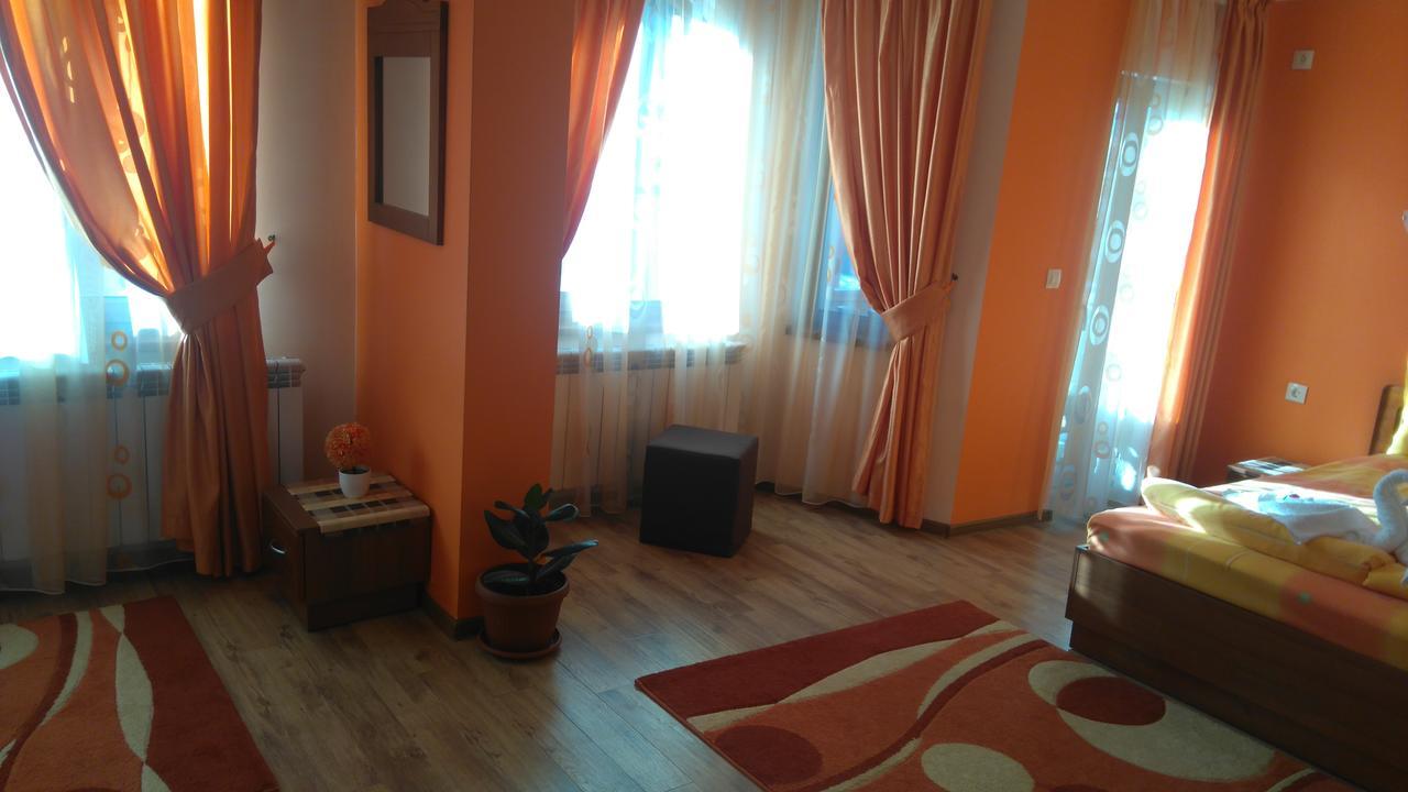Guest House H Dzhogolanov 코프리브시티차 외부 사진