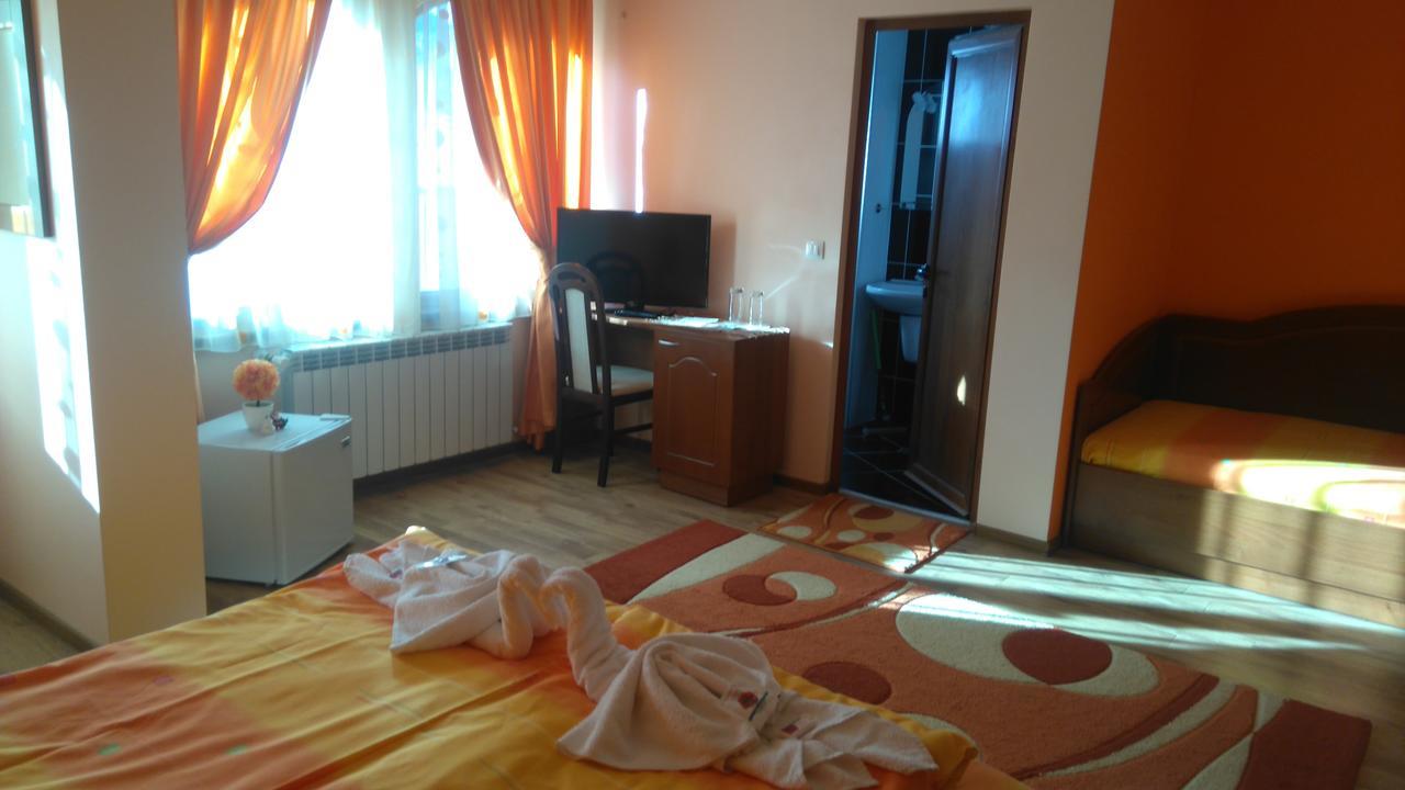 Guest House H Dzhogolanov 코프리브시티차 외부 사진